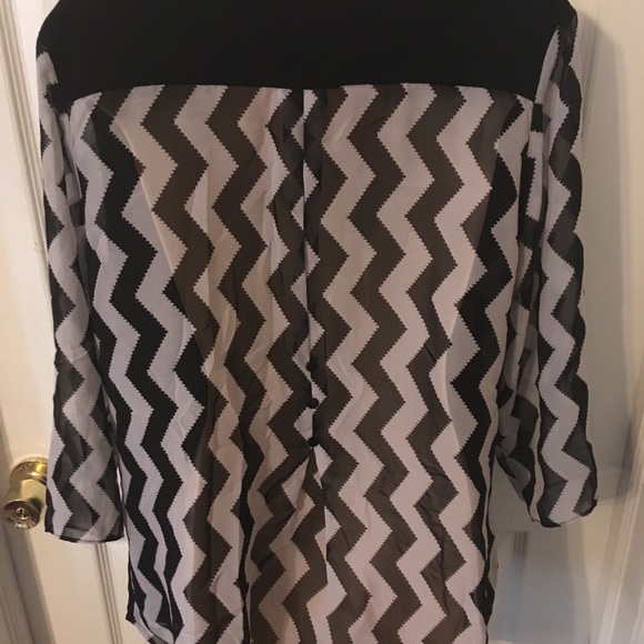 Black and white shirt - Picture 2 of 2